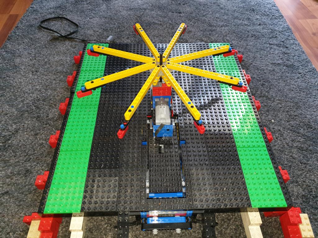 Die Arme f�r die Gondeln sind ausgefahren. 