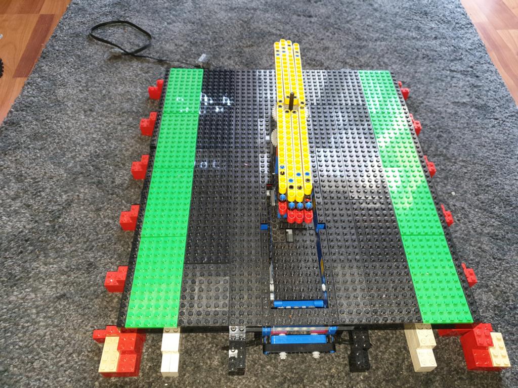 Nun sind die Bodenplatten verlegt. 