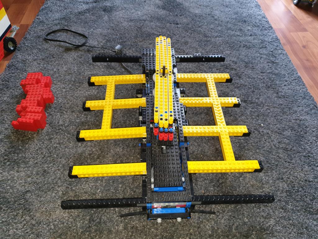 Das Ger�st f�r den Boden ist fast fertig. 