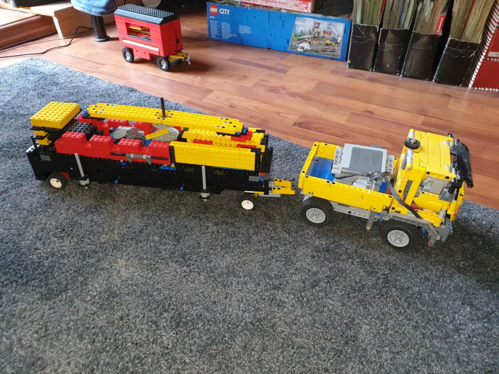 Der erste Packwagen rollt an.